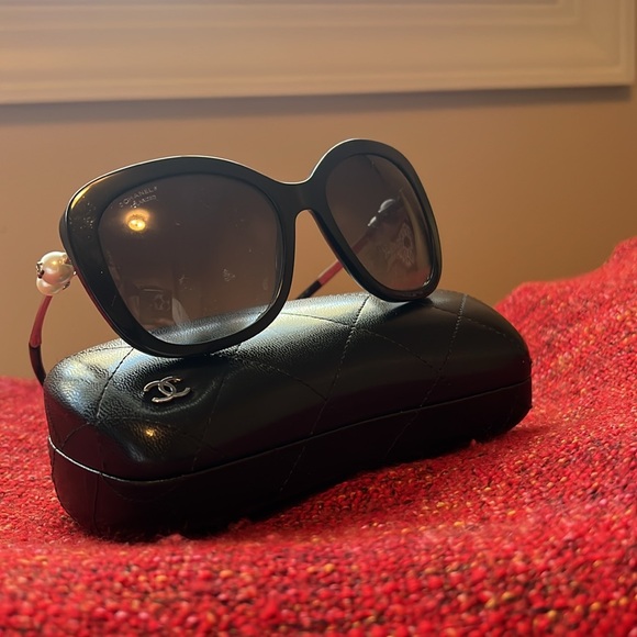 CHANEL Square Pearl Polarized Sunglasses - Picture 2 of 5